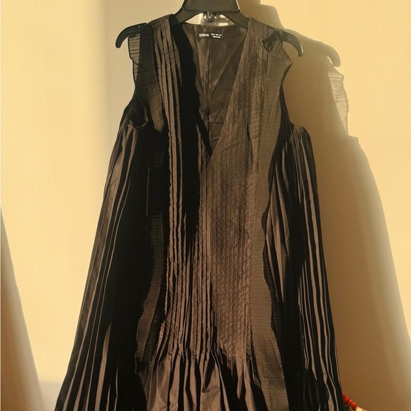 Elegant Black Pleated Dress - Picture 2 of 8
